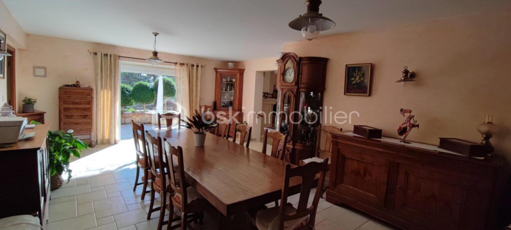 Villa traditionnelle 250 m² T2 terrain 7300 m² Piscine – 8 pièces – 5 chambres – 250 m²