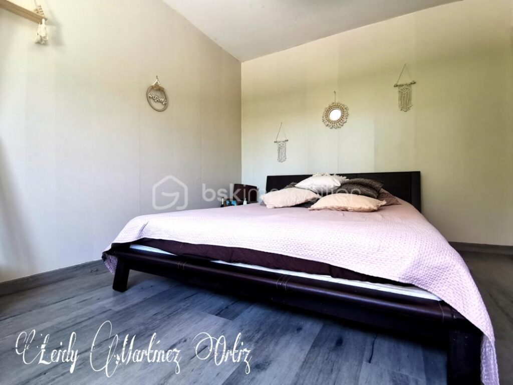 Belle maison, rénovée, 114m², 4 chambres, terrasse couverte, piscine et garage, terrain de 1000m² environ – 6 pièces – 4 chambres – 114 m²