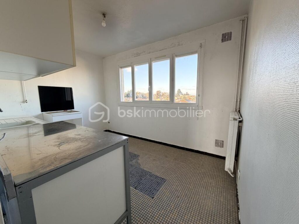 SOUS-OFFRE : Appartement T4 à rénover – 4 pièces – 3 chambres – 77 m²