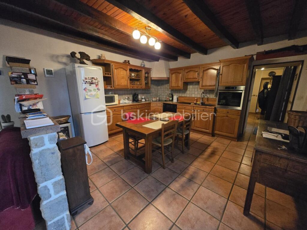 Magnifique longère de 131m² et ses dépendances à Saint Benin d’Azy – 4 pièces – 3 chambres – 138 m²