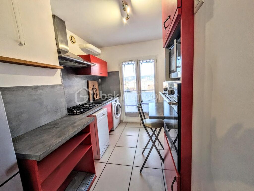 ✨ Bien rare à Valence ! Appartement T4 au 6ᵉ étage avec ascenseur, vue exceptionnelle sur le château de Crussol, quartier très prisé – 4 pièces – 2 chambres – 68 m²