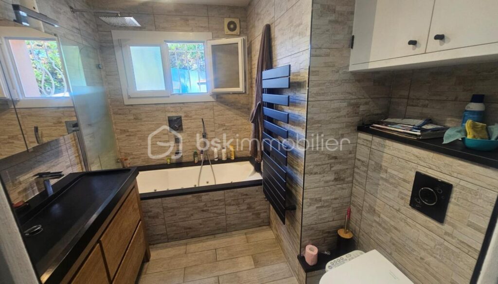 A LES ISSAMBRES (VAR) – PROPRIETE 7 PIECES 173 M² AVEC GRAND GARAGE ET PISCINE – VUE MER – 7 pièces – 4 chambres – 173 m²