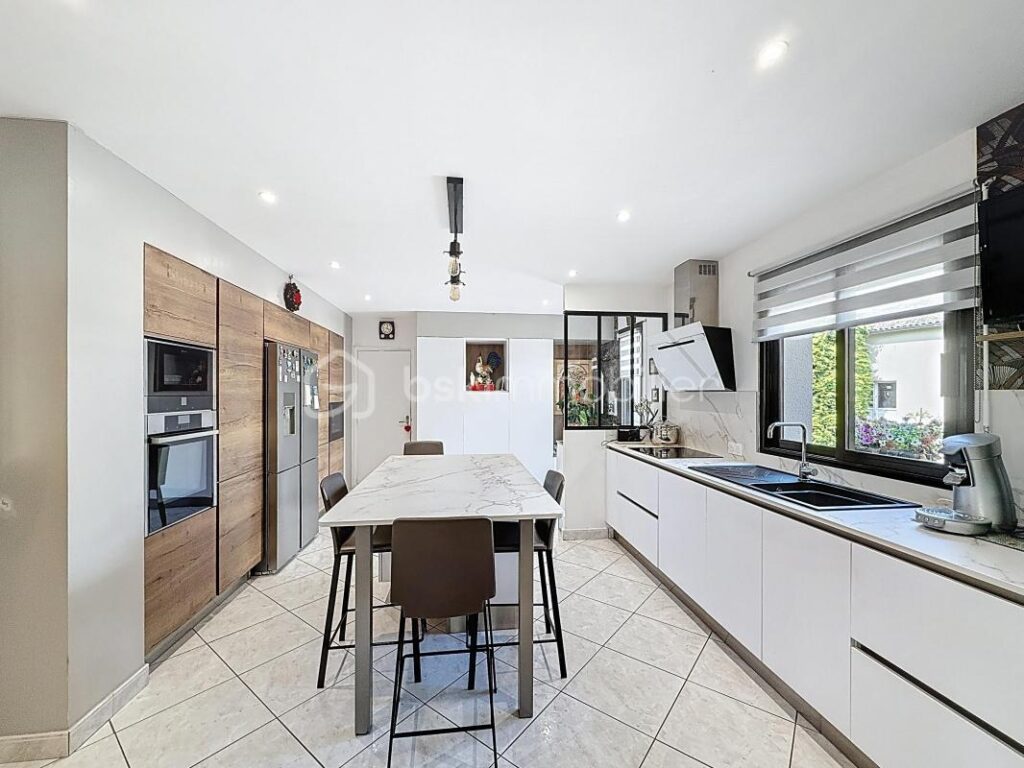 Propriété d’exception à vendre – Rougé (44) À 5 minutes de Châteaubriant – 230 m² habitables – Parc clos de plus de 4 800 m² – Piscine – Dépendances – 10 pièces – 4 chambres – 230 m²