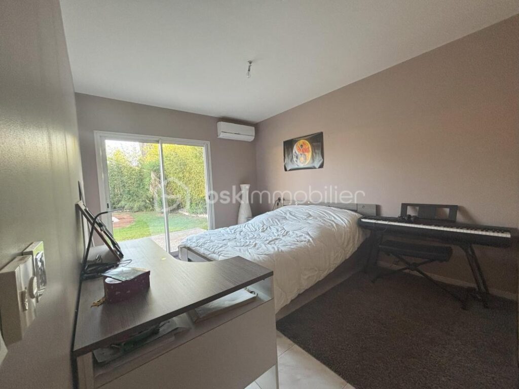 A vendre – Belle maison familiale de plain-pied de 153 m² sur un terrain de 1000m² avec jardin arboré et piscine – 5 pièces – 4 chambres – 153 m²