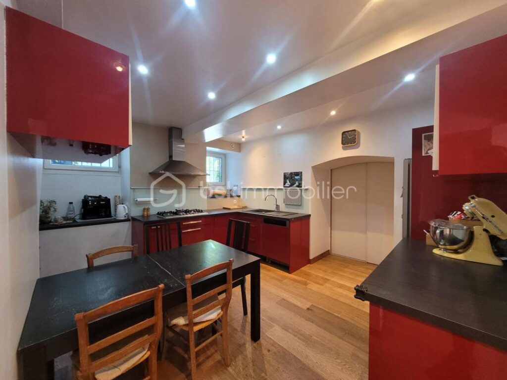 Rives Maison familiale Individuelle 250 000 € – 8 pièces – 7 chambres – 194 m²