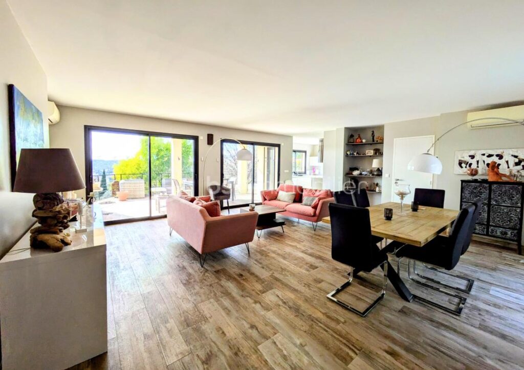 Maison de plain pied de 110m2, une vue dégagée, piscine – 4 pièces – 2 chambres – 110 m²