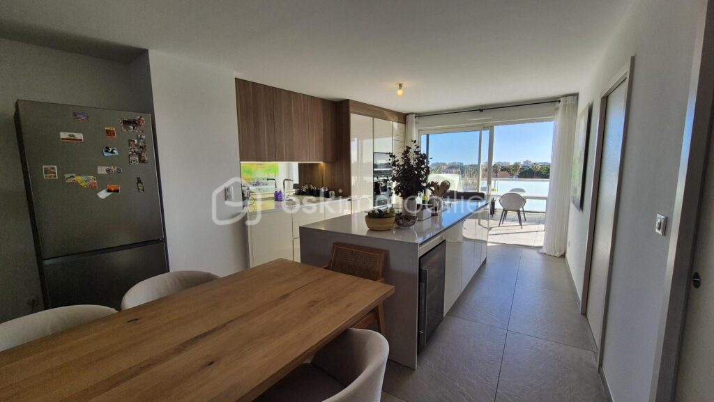 A VENDRE APPARTEMENT RECENT TRAVERSANT DE 122M² A CANET EN ROUSSILLON – COTE PORT – TERRASSES DE 100 M² – TROIS CHAMBRES – PARKING PRIVE – GARAGE INDIVIDUEL – CLIMATISATION GAINABLE – CUISINE D ETE – SPA – VUE DEGAGEE SUR LES ALBERES – 5 pièces – 3 chambres – 122 m²