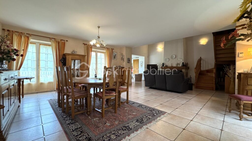 À vendre : Grande maison de ville à Germigny-l’Évêque 210m2 – 7 pièces – 5 chambres – 210 m²