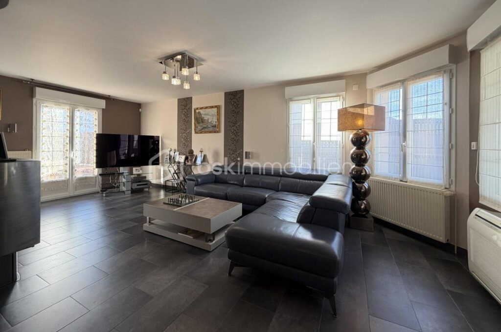 À vendre – Maison d’architecte indépendante à Fublaines (2005) – 8 pièces – 5 chambres – 205 m²