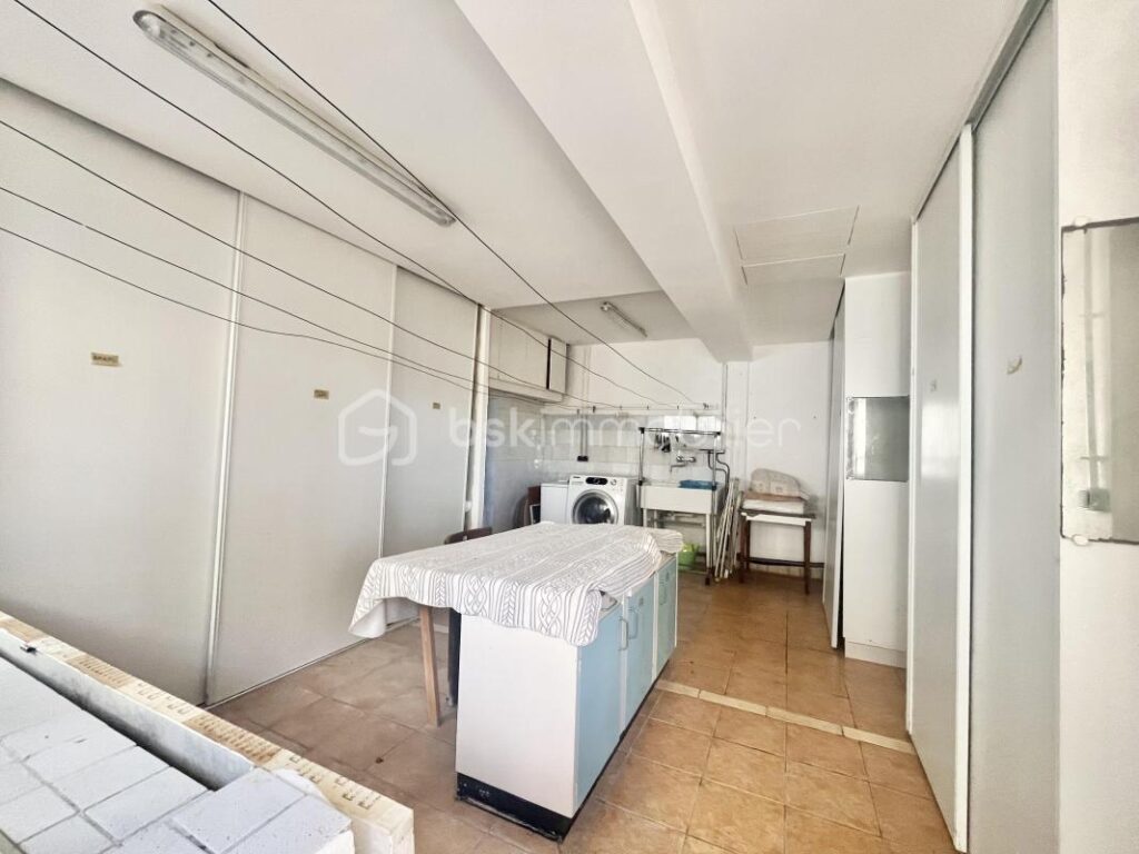 IMMEUBLE MIXTE DE 348m2 AVEC HÔTEL, LOFT, BOUTIQUE ET CAFÉ ! – 11 pièces – NR chambres – 348 m²