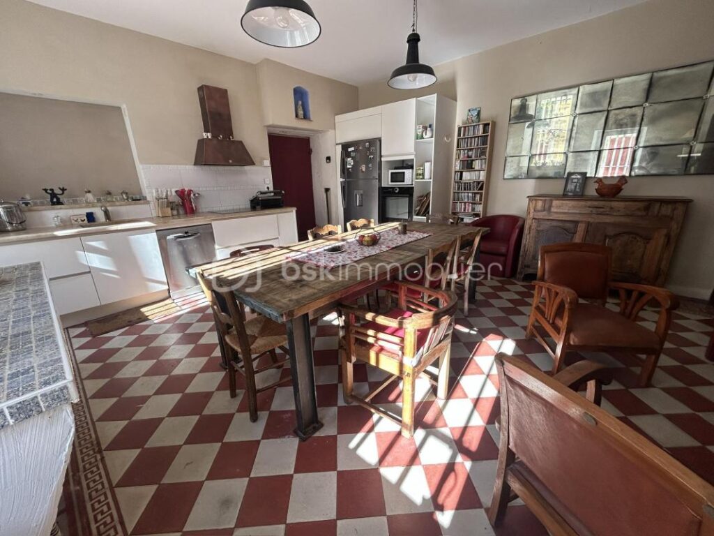 CHÂTEAU et SA MAISON de Gardien – VUE -TERRAIN – PISCINE – DÉPENDANCES – NR pièces – 12 chambres – 722 m²