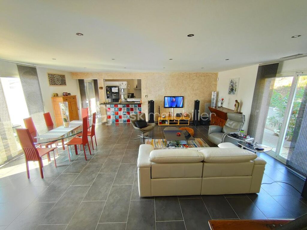 MONTREDON DES CORBIÈRES – VILLA moderne 5 pièces 165m² habitable avec VUE EXCEPTIONNELLE – GRANDE CUISINE EQUIPEE – ARRIÈRE CUISINE – GARAGE 18m² avec mezzanine – 4 CHAMBRES dont GRANDE SUITE PARENTALE – CLIM GAINABLE sur PARCELLE 585m² – 5 pièces – 4 chambres – 165 m²