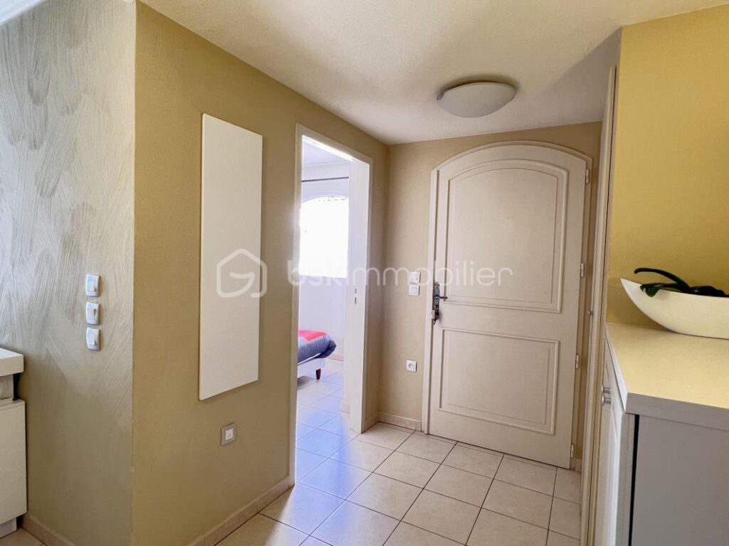 Appartement T3 de 52 m² au dernier étage dans un beau domaine de l’arrière pays varois – 3 pièces – 2 chambres – 52 m²