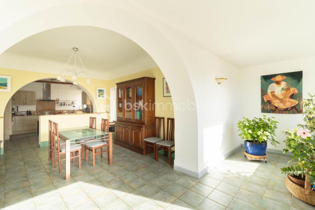 Demeure de caractère avec ascenseur, dépendances et terrain piscinable – 8 pièces – 6 chambres – 255 m²