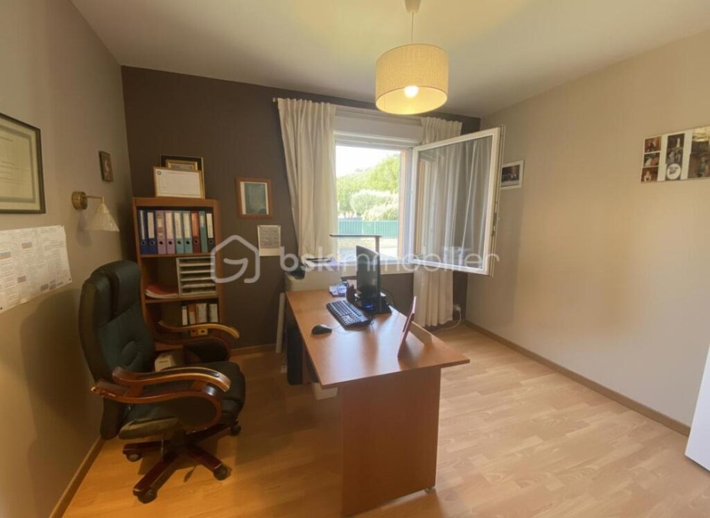 Maison de plain-pied avec piscine, jardin entièrement clôturé avec vue dégagée sur les monts du Luberon – 7 pièces – 4 chambres – 150 m²