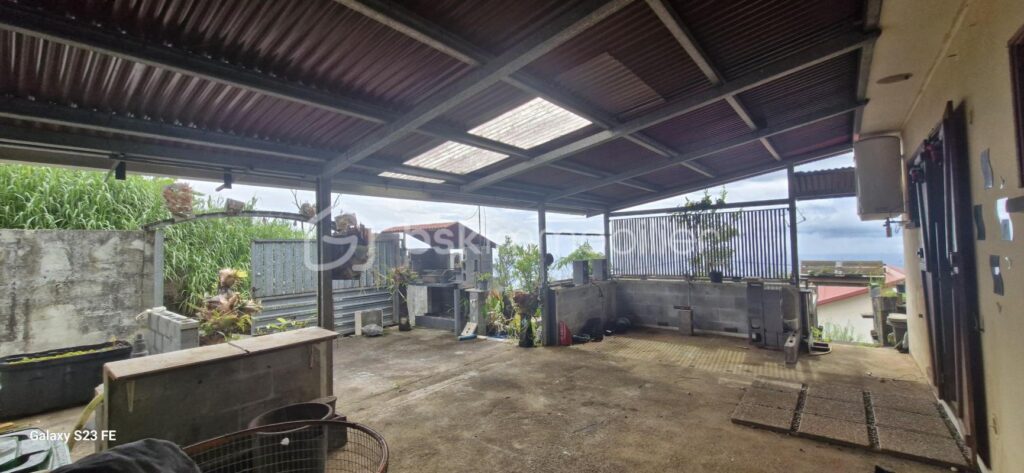 Maison a rénover A PETITE ILE – 4 pièces – 3 chambres – 75 m²