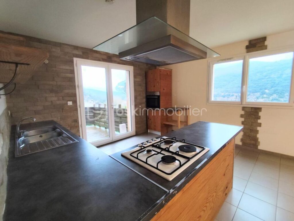 Villa récente avec vue exceptionnelle – Riols – DPE A – Terrain + parcelles – 3 pièces – 2 chambres – 82 m²