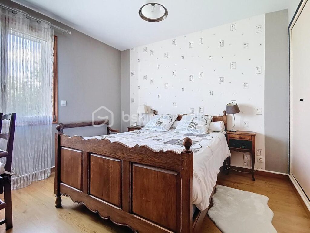 À VENDRE – Maison de caractère de 201 m² avec jardin paysager 🌿, piscine 🏊‍♂️ et vue dégagée 🌄 – 6 pièces – 4 chambres – 201 m²