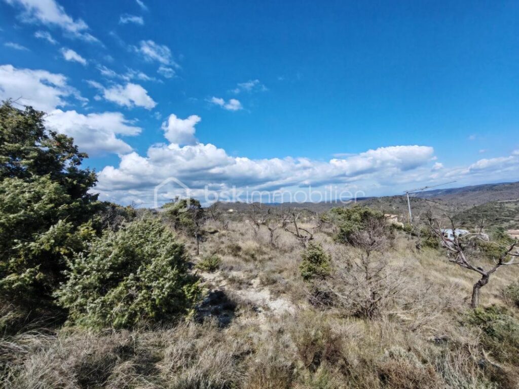 Terrain de 2500 m2 plein sud avec vue imprenable sur le village et la chapelle – NR pièces – NR chambres – 2500 m²