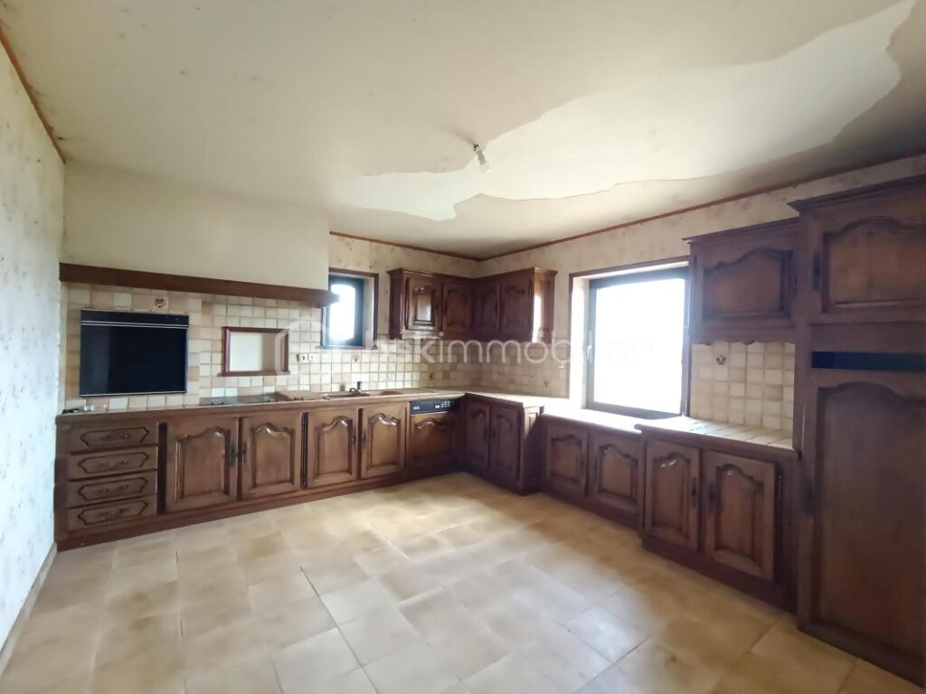 Maison individuelle située à Saint-Pol-de-Léon. Construite en 1985, cette maison de 6 pièces de 137 m2 sur un terrain de 1425m² – 6 pièces – 5 chambres – 137 m²