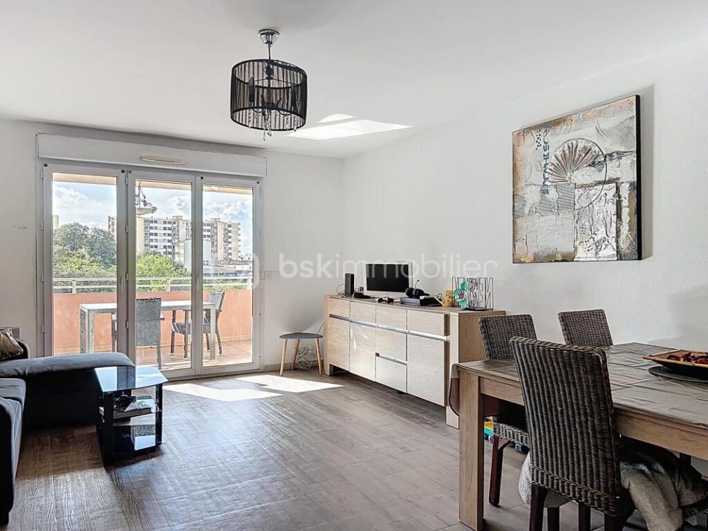 AJACCIO – ENTREE DE VILLE T3 82 M2 – 3 pièces – 2 chambres – 81 m²