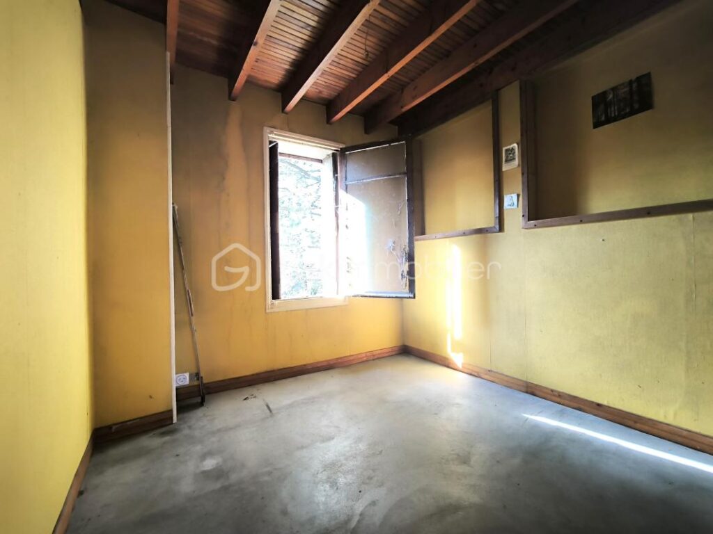 Une maison de 212m² avec un parc arboré de 925m² – 8 pièces – 6 chambres – 213 m²