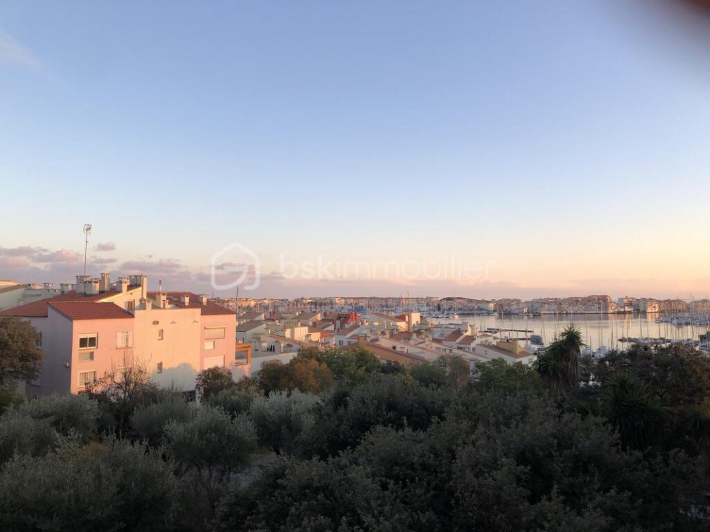 Appartement traversant avec Terrasse / Proche centre Port – 3 pièces – 2 chambres – 45 m²