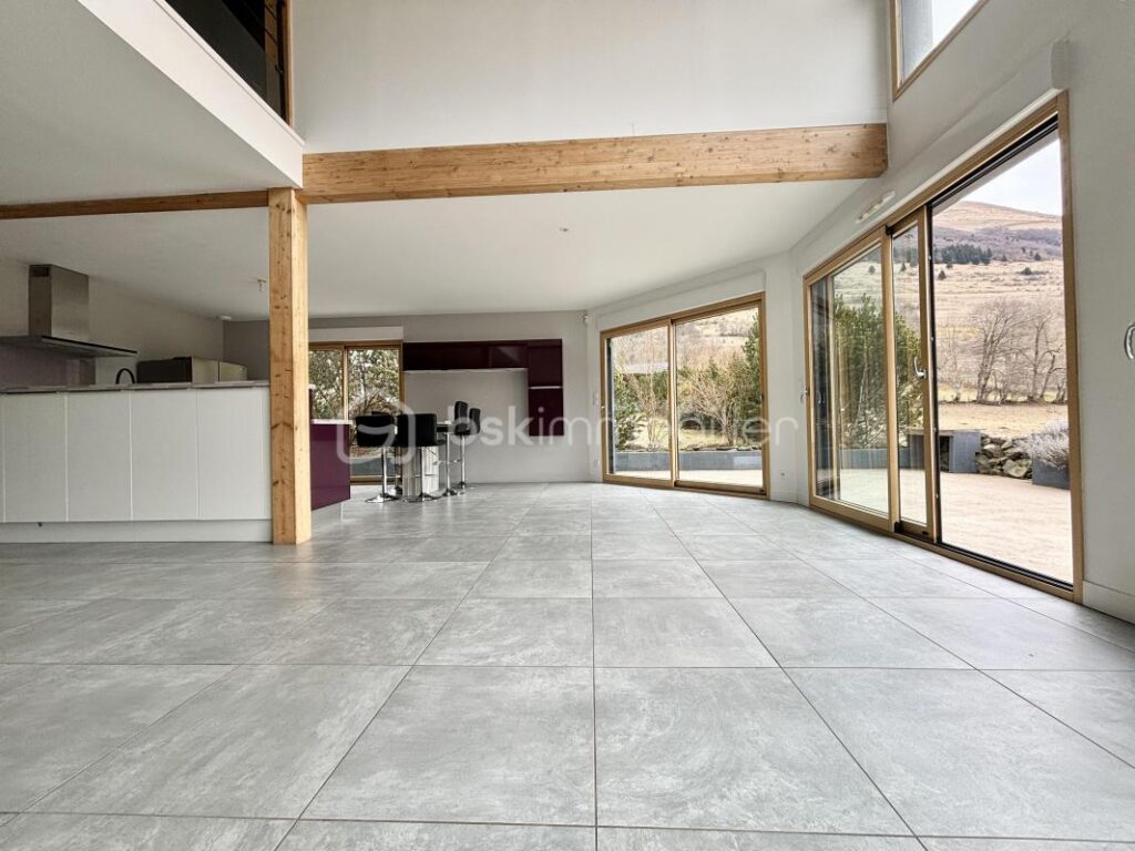 Maison d’architecte de 173m2 avec terrain de 993m2 – 6 pièces – 5 chambres – 173 m²