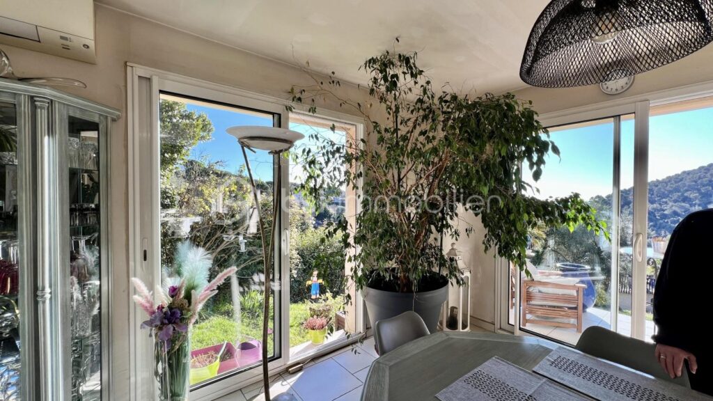 COUP DE CŒUR pour une villa individuelle à Vence Sud. Vue mer. Terrain piscinable – 4 pièces – 3 chambres – 135 m²