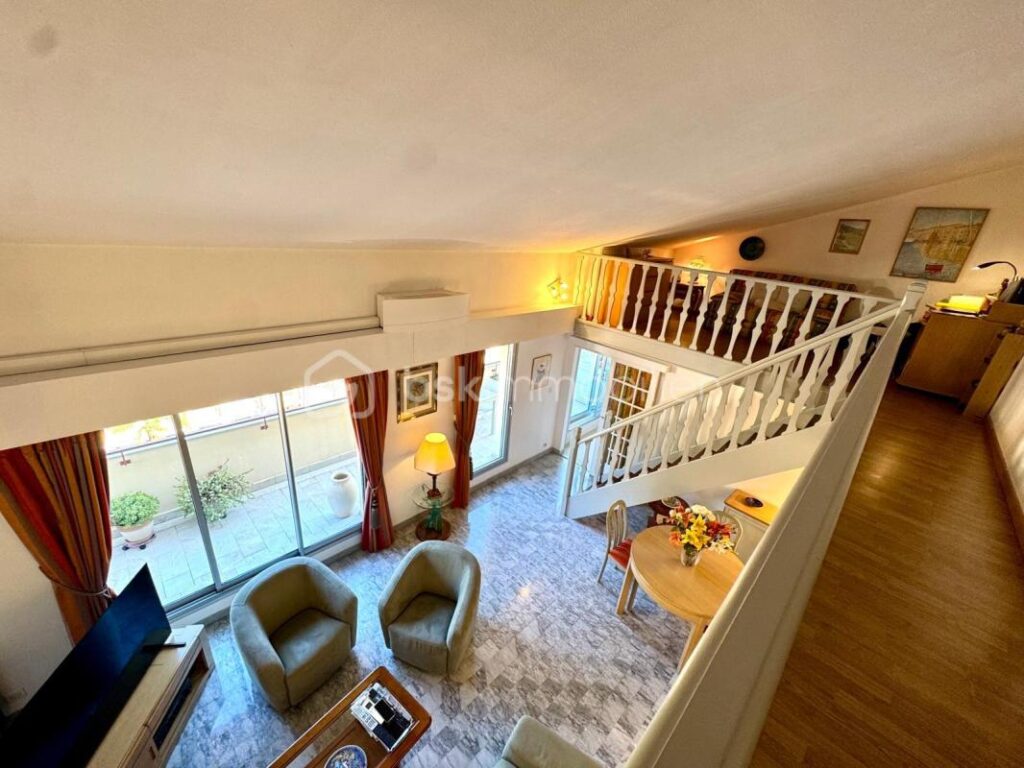 Rare à Menton – Grand duplex lumineux au dernier étage, avec terrasse et vue dégagée – 4 pièces – 3 chambres – 95 m²