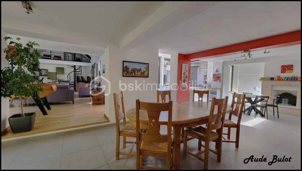 Ferme au carré de 285 m² – Un havre de paix aux portes de Lille – 7 pièces – 4 chambres – 285 m²