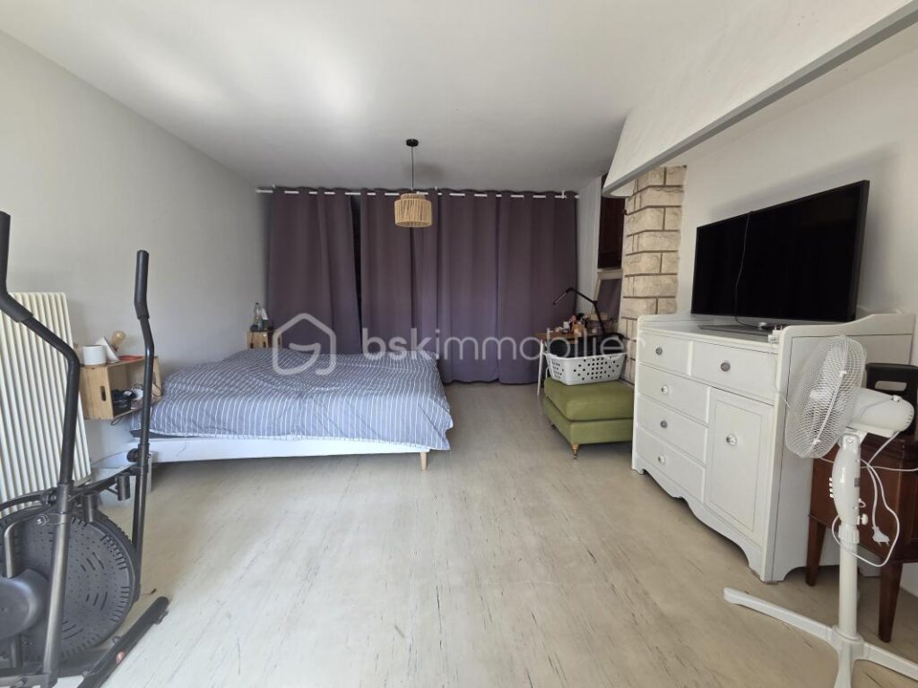 Maison de caractère 100 m² à Limalonges avec jardin, garage et cave voutée – 3 pièces – 2 chambres – 100 m²