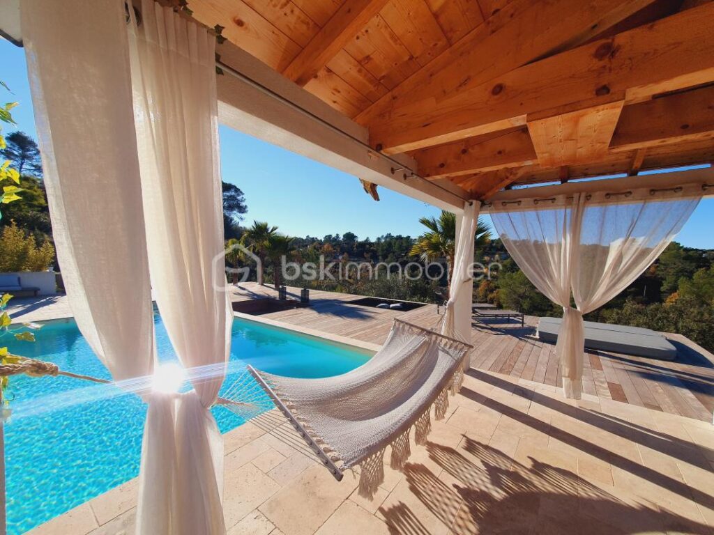 Maison de 200 m² dans un cadre magique et son extérieur a couper le souffle – 4 pièces – 3 chambres – 170 m²