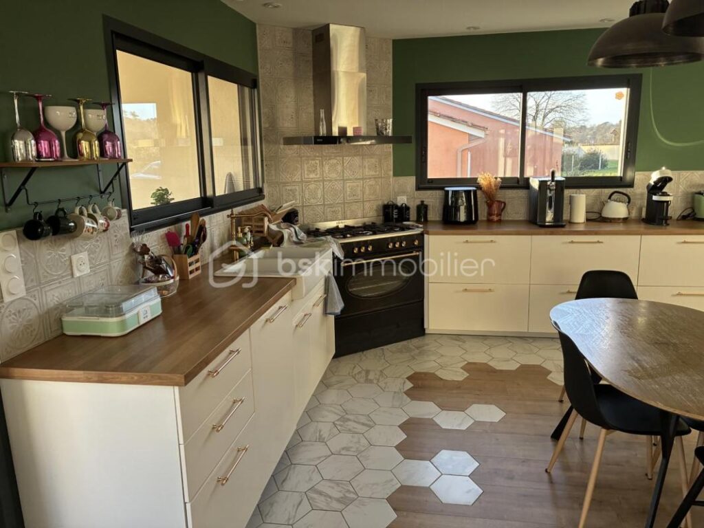 Maison Contemporaine proche de Coutras Habitation et Activité Libérale 485000€ St Antoine sur l’Isle – 8 pièces – 3 chambres – 190 m²