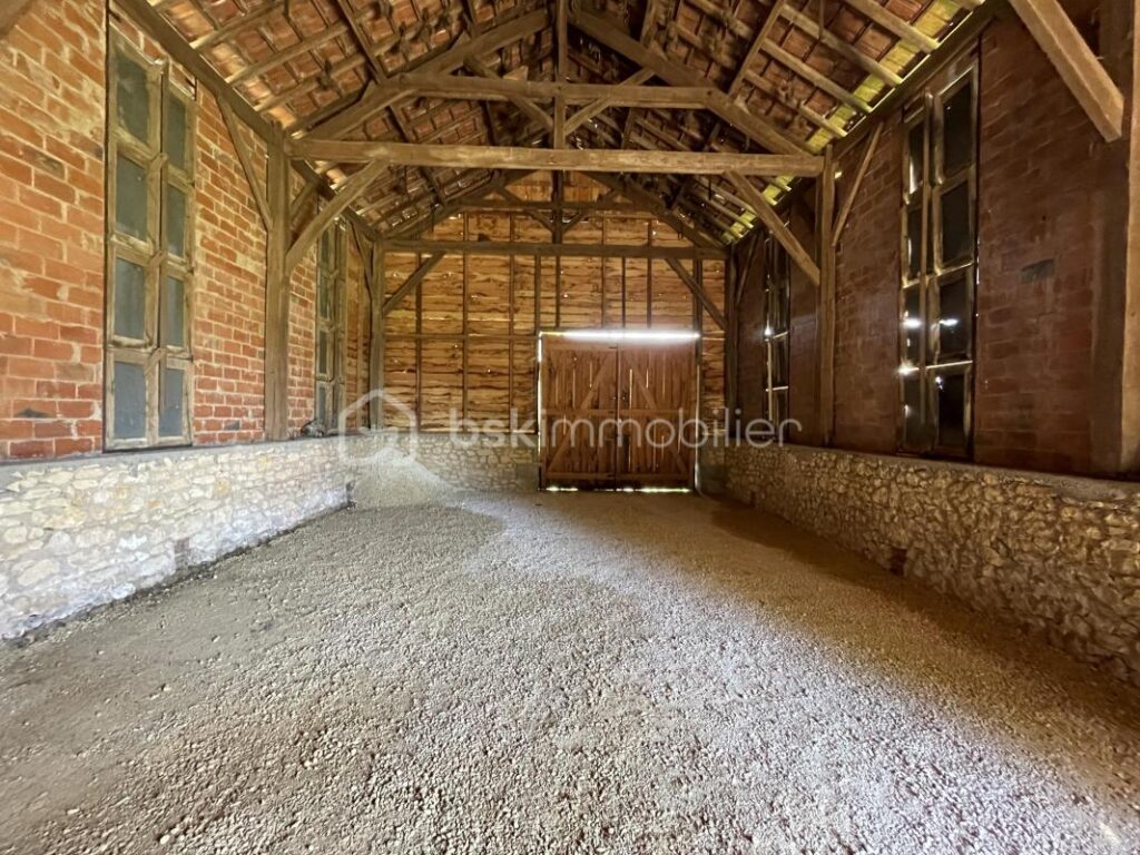 Magnifique bâtisse en pierre de 219m² habitable avec environ 658m² de dépendance sur 10600m² partiellement clos – 7 pièces – 4 chambres – 219 m²