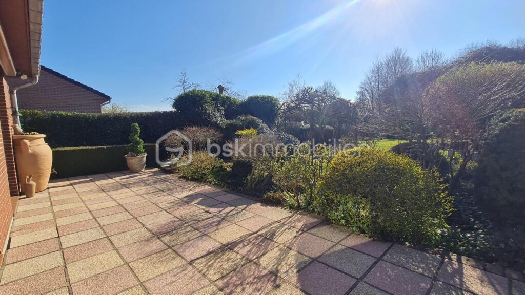 Baisse de prix ! Rare : Pavillon individuel plain-pied + 3 chambres + double garage + atelier+ jardin – 5 pièces – 3 chambres – 95 m²