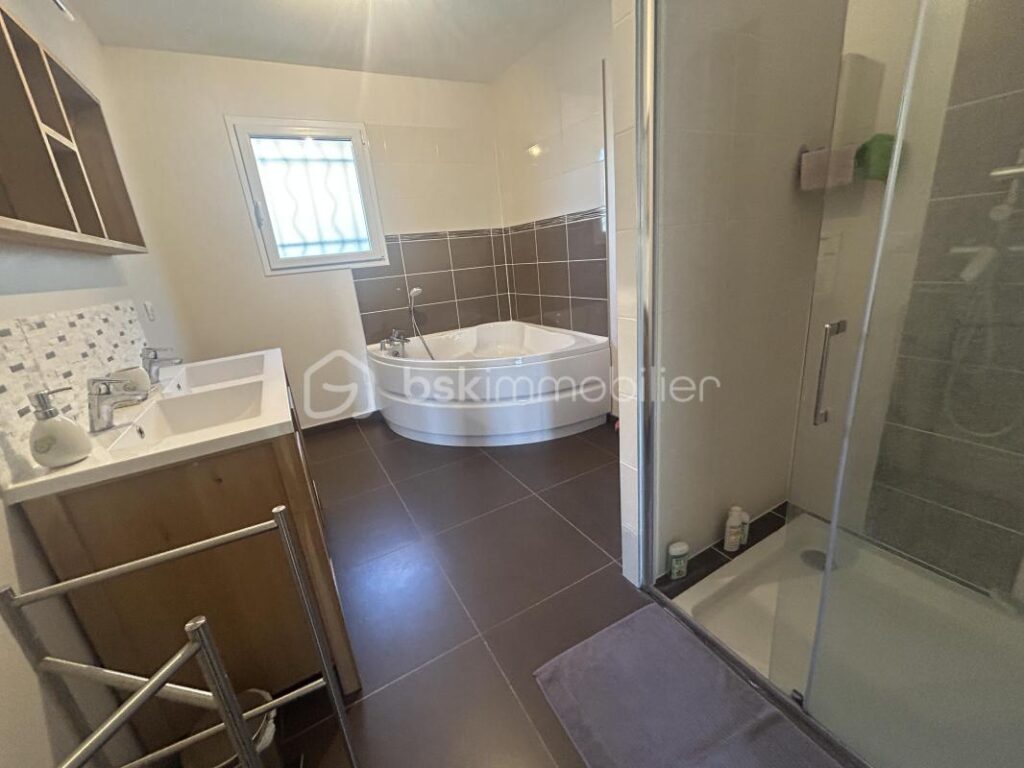 SUPERBE MAISON PLAIN PIED CONTEMPORAINE – 4 CHAMBRES – DOUBLE GARAGE – PISCINE – 5 pièces – 4 chambres – 138 m²