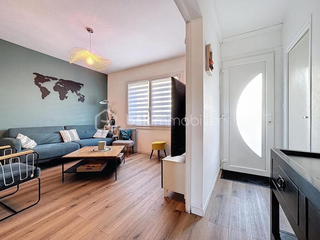 Maison de ville rénovée au coeur de Montebourg – Avec terrain, cour arrière, grange – 4 pièces – 2 chambres – 94 m²