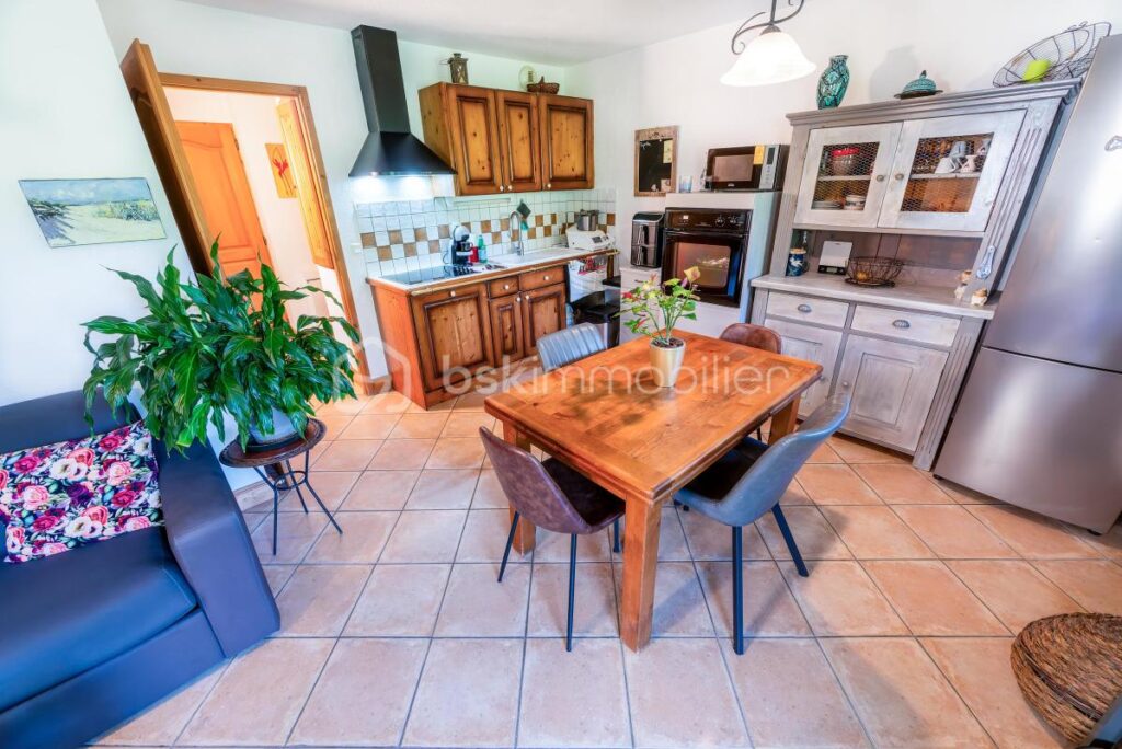 73590 FLUMET – APPARTEMENT T3, 2 CHAMBRES – GRAND BALCON SUD-OUEST VUE MONTAGNE – PROCHE SKI – RÉSIDENCE RÉCENTE – 3 pièces – 2 chambres – 45 m²