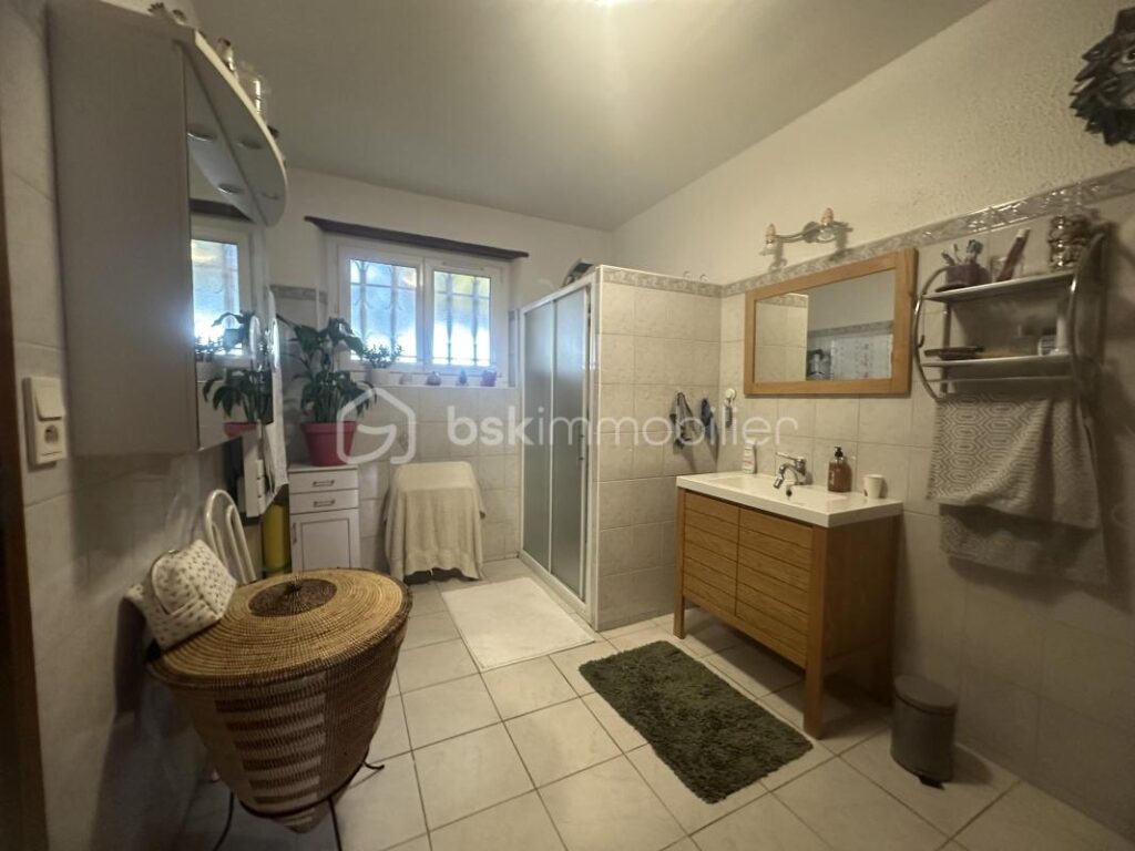 Découvrez la quiétude d’une villa spacieuse à Bagard à proximité de toutes commodités – 5 pièces – 3 chambres – 131 m²