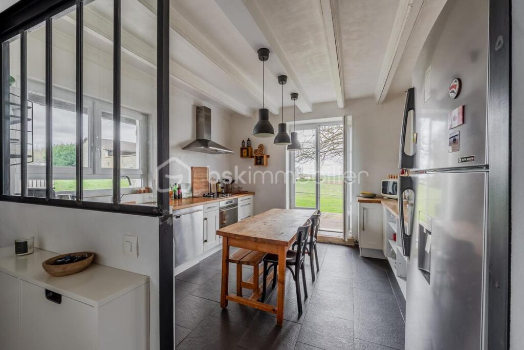 MAISON AVEC CHARME , POTENTIEL D’AGRANDISSEMENT ET DEPENDANCE AU CALME ET SANS VIS A VIS – 5 pièces – 3 chambres – 128 m²