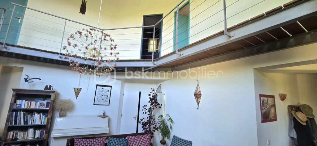 Villa d’Architecte, de 2003, 1 ECRIN DE SERENITE :178 m² – 5 Chambres – Piscine et terrain de 1425 M² ! – 7 pièces – 5 chambres – 178 m²