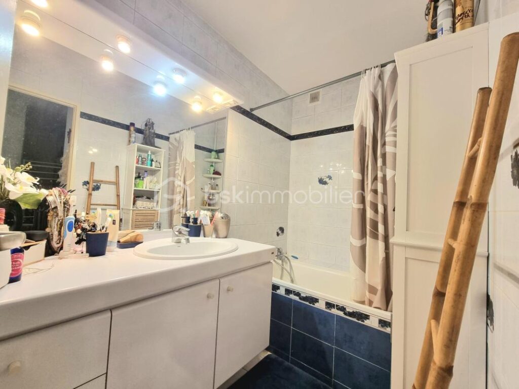 LE CANNET (06110) – APPARTEMENT F3 DE 70M2 AVEC TERRASSE, PARKING, CAVE – PROCHE DES COMMODITÉS/COMMERCES ET DU QUARTIER PALESTRE – CALME ET SANS VIS A VIS – 3 pièces – 2 chambres – 70 m²