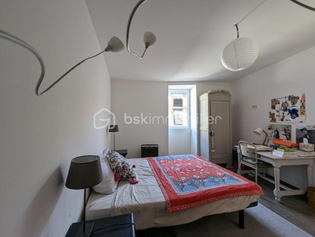 Maison spacieuse rénovée à Montpeyroux, cadre de vie paisible ! – 5 pièces – 4 chambres – 175 m²