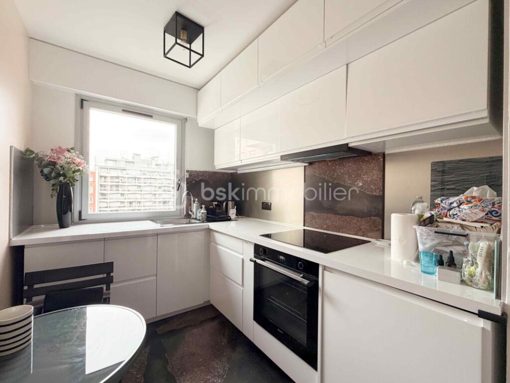 LOCATION MEUBLÉE – 2 PIÈCES RÉNOVÉ – BALCON SUD & PARKING – COURBEVOIE BÉCON – 2 pièces – 1 chambre – 47 m²