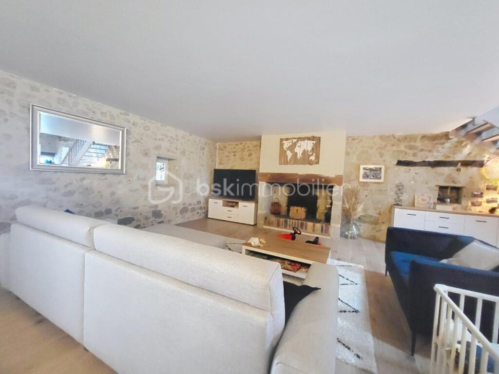 MAISON EN PIERRE- 4 CHAMBRES-JARDIN-PISCINE-GARAGE – 7 pièces – 4 chambres – 192 m²