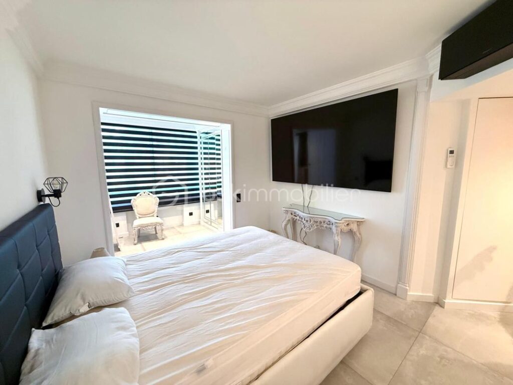 CANNES CROISETTE – VUE MER PANORAMIQUE – APPARTEMENT 107M² – 3 CHAMBRES – PARKING – CARRE D’OR – 4 pièces – 3 chambres – 107 m²