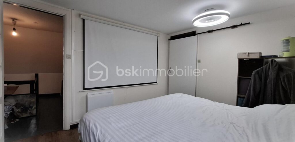 Maison entièrement rénovée, DPE C, 2 chambres, possibilité de 3 chambres, semi plain-pied, chambre au RDC – 4 pièces – 2 chambres – 84 m²