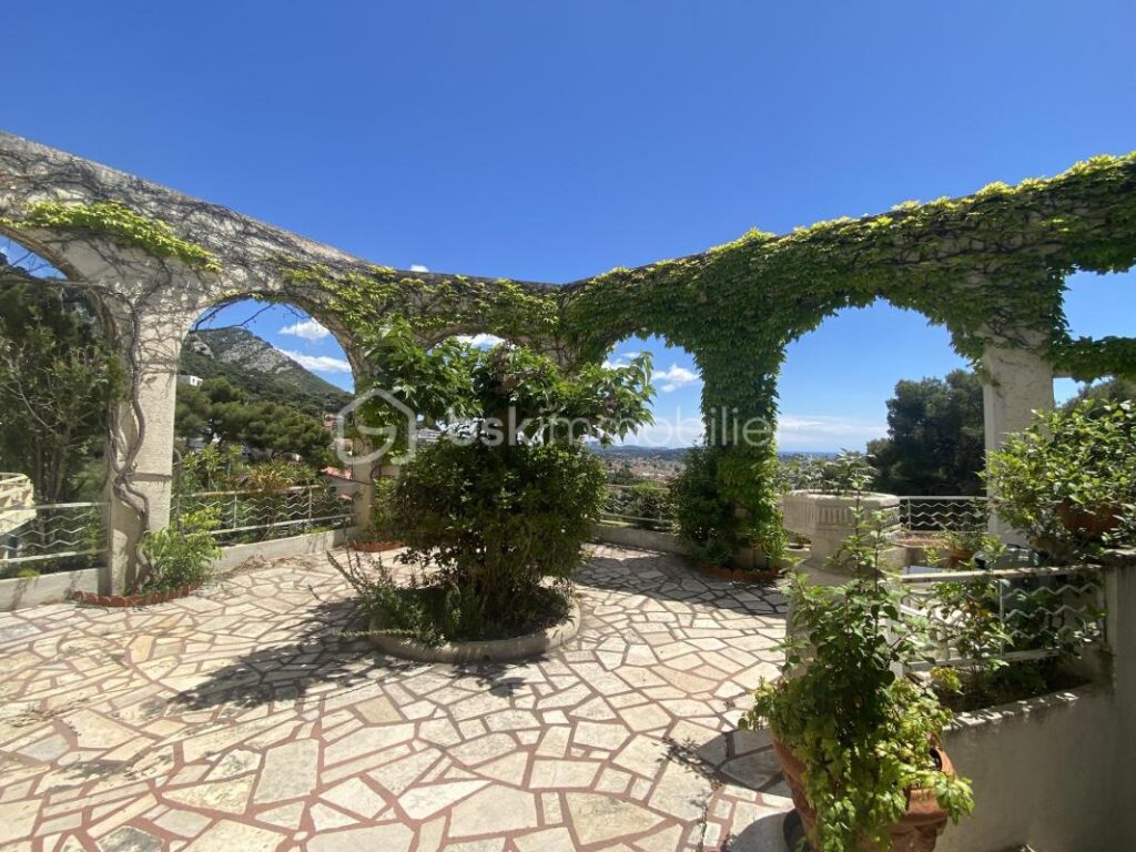 *** MAISON DE CARACTERE / VUE MER / QUARTIER FARON TOULON *** – 7 pièces – 5 chambres – 245 m²