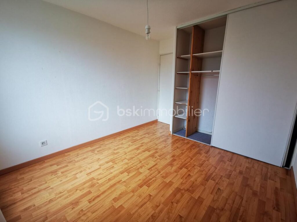 CLAIX – Appartement T3 avec terrasse exposée Sud, résidence calme et sécurisée, courts de tennis – 3 pièces – 2 chambres – 71 m²